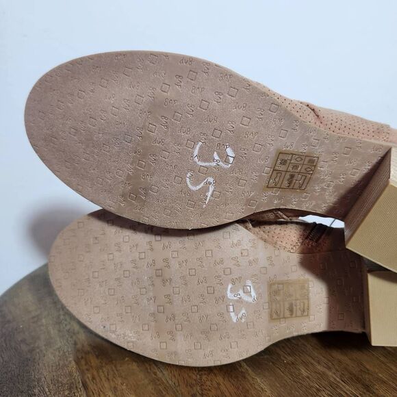 Dolce Vita DV8 Tan Perforated Faux Suede Ankle Boots NWOT Size 8.5 - Picture 9 of 11